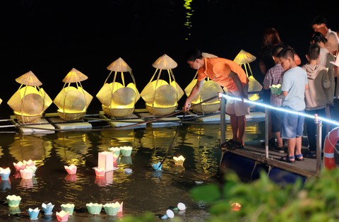Sông Cái lung linh trong dạ tiệc hoa đăng - Ảnh 1. Sông Cái lung linh trong dạ tiệc hoa đăng - Ảnh 1.