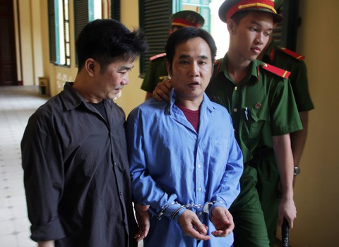 Ba chị em lãnh án vì hành hung kiểm sát viên tại tòa - Ảnh 1. Ba chị em lãnh án vì hành hung kiểm sát viên tại tòa - Ảnh 1.