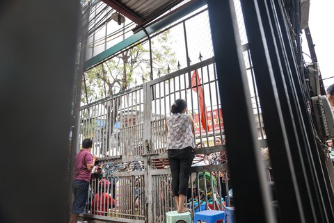 Khóa cổng chợ vì chưa thống nhất giá thuê - Ảnh 2. Khóa cổng chợ vì chưa thống nhất giá thuê - Ảnh 2.