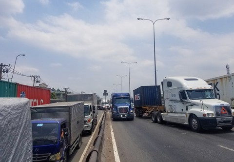 Xe container tông chết người qua đường, cầu vượt ngã tư Linh Xuân kẹt cứng - Ảnh 1. Xe container tông chết người qua đường, cầu vượt ngã tư Linh Xuân kẹt cứng - Ảnh 1.