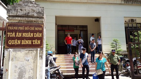 Trường kiện đòi lại học bổng, sinh viên vừa học và hầu tòa - Ảnh 1. Trường kiện đòi lại học bổng, sinh viên vừa học và hầu tòa - Ảnh 1.