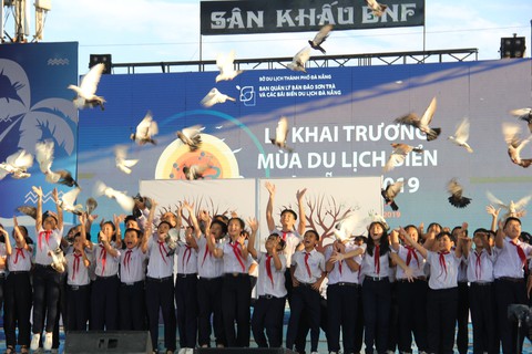 Yêu biển Đà Nẵng, hãy nhặt rác và hạn chế đồ nhựa một lần! - Ảnh 4. Yêu biển Đà Nẵng, hãy nhặt rác và hạn chế đồ nhựa một lần! - Ảnh 4.