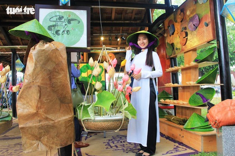 Người Hàn khoe cung tên truyền thống bên dòng sông Hương - Ảnh 1. Người Hàn khoe cung tên truyền thống bên dòng sông Hương - Ảnh 1.