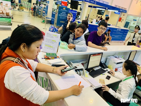 Nhiều hành khách lỡ chuyến bay do kẹt xe ở sân bay Tân Sơn Nhất - Ảnh 9. Nhiều hành khách lỡ chuyến bay do kẹt xe ở sân bay Tân Sơn Nhất - Ảnh 9.