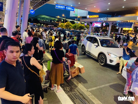 Nhiều hành khách lỡ chuyến bay do kẹt xe ở sân bay Tân Sơn Nhất - Ảnh 3. Nhiều hành khách lỡ chuyến bay do kẹt xe ở sân bay Tân Sơn Nhất - Ảnh 3.