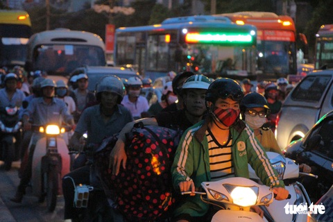 Bắt đầu nghỉ lễ, xe cộ nhích từng đoạn đường ở thủ đô - Ảnh 5. Bắt đầu nghỉ lễ, xe cộ nhích từng đoạn đường ở thủ đô - Ảnh 5.