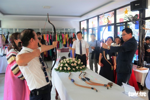 Người Hàn khoe cung tên truyền thống bên dòng sông Hương - Ảnh 5. Người Hàn khoe cung tên truyền thống bên dòng sông Hương - Ảnh 5.