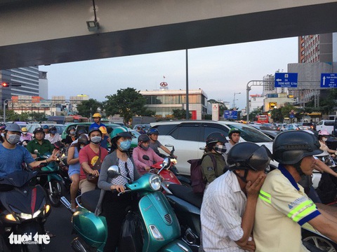 Nhiều hành khách lỡ chuyến bay do kẹt xe ở sân bay Tân Sơn Nhất - Ảnh 6. Nhiều hành khách lỡ chuyến bay do kẹt xe ở sân bay Tân Sơn Nhất - Ảnh 6.