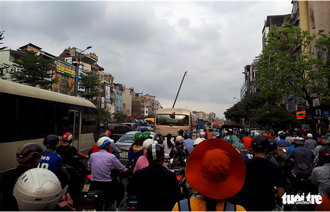 Bắt đầu nghỉ lễ, xe cộ nhích từng đoạn đường ở thủ đô - Ảnh 1. Bắt đầu nghỉ lễ, xe cộ nhích từng đoạn đường ở thủ đô - Ảnh 1.
