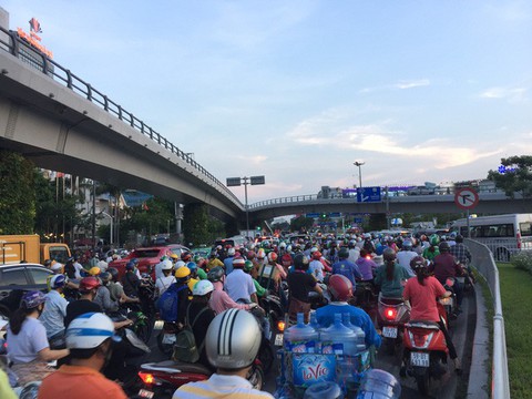 Nhiều hành khách lỡ chuyến bay do kẹt xe ở sân bay Tân Sơn Nhất - Ảnh 5. Nhiều hành khách lỡ chuyến bay do kẹt xe ở sân bay Tân Sơn Nhất - Ảnh 5.
