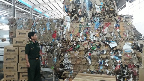 Phế liệu từ Campuchia tuồn qua biên giới - Ảnh 1.