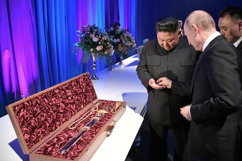 Ông Putin mua thanh bảo kiếm từ ông Kim Jong Un giá 1 đồng xu - Ảnh 2. Ông Putin mua thanh bảo kiếm từ ông Kim Jong Un giá 1 đồng xu - Ảnh 2.