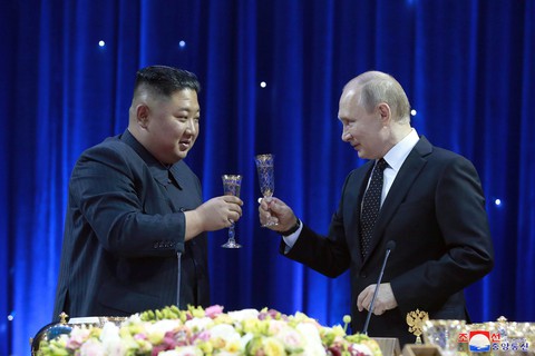 Gặp ông Putin, ông Kim nói Mỹ hai mặt - Ảnh 1. Gặp ông Putin, ông Kim nói Mỹ hai mặt - Ảnh 1.
