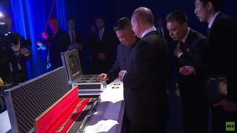 Ông Putin mua thanh bảo kiếm từ ông Kim Jong Un giá 1 đồng xu - Ảnh 3. Ông Putin mua thanh bảo kiếm từ ông Kim Jong Un giá 1 đồng xu - Ảnh 3.