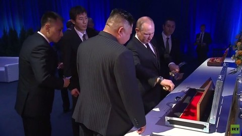 Ông Putin mua thanh bảo kiếm từ ông Kim Jong Un giá 1 đồng xu - Ảnh 4. Ông Putin mua thanh bảo kiếm từ ông Kim Jong Un giá 1 đồng xu - Ảnh 4.