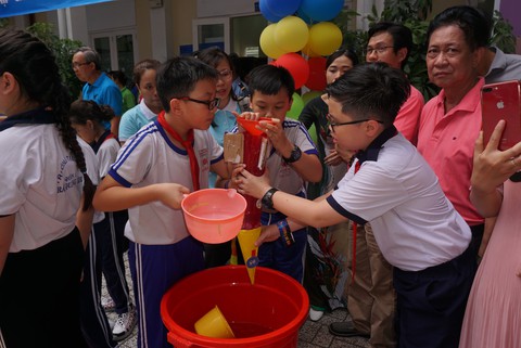 Học sinh tiểu học thích thú đua thuyền buồm, bắn tên lửa nước - Ảnh 5. Học sinh tiểu học thích thú đua thuyền buồm, bắn tên lửa nước - Ảnh 5.