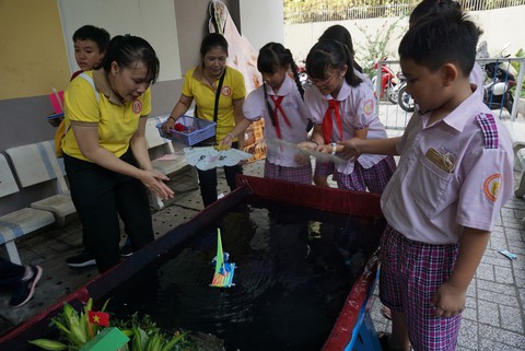 Học sinh tiểu học thích thú đua thuyền buồm, bắn tên lửa nước - Ảnh 1. Học sinh tiểu học thích thú đua thuyền buồm, bắn tên lửa nước - Ảnh 1.
