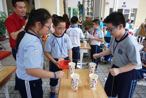 Học sinh tiểu học thích thú đua thuyền buồm, bắn tên lửa nước - Ảnh 3. Học sinh tiểu học thích thú đua thuyền buồm, bắn tên lửa nước - Ảnh 3.
