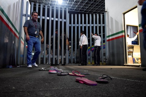 Hơn 1.000 người di cư trốn khỏi nơi giam giữ ở biên giới Mỹ - Mexico - Ảnh 2. Hơn 1.000 người di cư trốn khỏi nơi giam giữ ở biên giới Mỹ - Mexico - Ảnh 2.