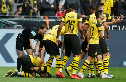 2 thẻ đỏ, 4 bàn thua, Dortmund rời xa chức vô địch - Ảnh 2. 2 thẻ đỏ, 4 bàn thua, Dortmund rời xa chức vô địch - Ảnh 2.