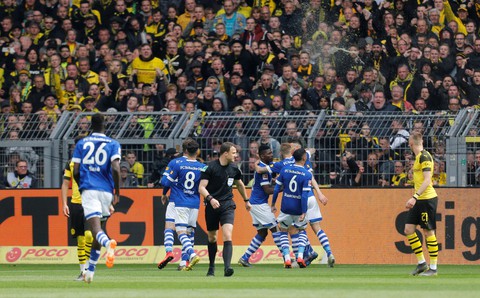 2 thẻ đỏ, 4 bàn thua, Dortmund rời xa chức vô địch - Ảnh 1. 2 thẻ đỏ, 4 bàn thua, Dortmund rời xa chức vô địch - Ảnh 1.