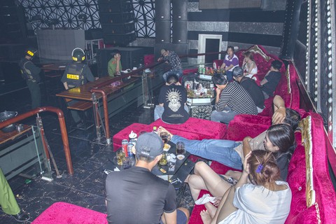 Ma túy, dụng cụ ăn chơi vương vãi đầy sàn quán bar khi cảnh sát vây bắt - Ảnh 1. Ma túy, dụng cụ ăn chơi vương vãi đầy sàn quán bar khi cảnh sát vây bắt - Ảnh 1.