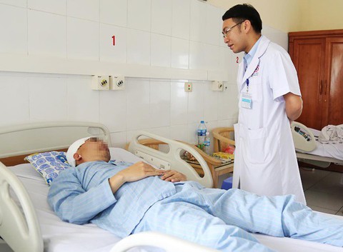 Va chạm khi chơi bóng đá, người đàn ông bị lún vỡ xương sọ - Ảnh 2. Va chạm khi chơi bóng đá, người đàn ông bị lún vỡ xương sọ - Ảnh 2.