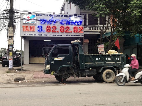 Nguyên xe tải phân gà đậu trước văn phòng taxi ngày khai trương - Ảnh 2. Nguyên xe tải phân gà đậu trước văn phòng taxi ngày khai trương - Ảnh 2.