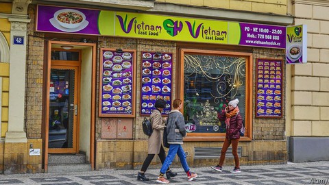 Economist: Dân nhập cư Việt ở Ba Lan, Czech sống thịnh vượng, không ăn bám - Ảnh 1. Economist: Dân nhập cư Việt ở Ba Lan, Czech sống thịnh vượng, không ăn bám - Ảnh 1.