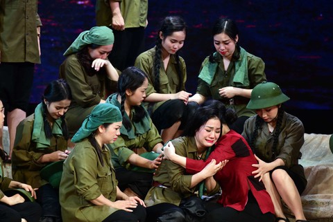 Hoa lửa Truông Bồn: Tha thiết một bản hùng ca - Ảnh 1. Hoa lửa Truông Bồn: Tha thiết một bản hùng ca - Ảnh 1.