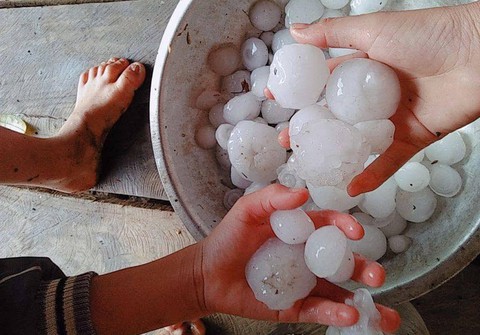 Dông lốc kèm mưa đá to bằng trứng gà, gần 1.000 nhà dân hư hỏng - Ảnh 1. Dông lốc kèm mưa đá to bằng trứng gà, gần 1.000 nhà dân hư hỏng - Ảnh 1.