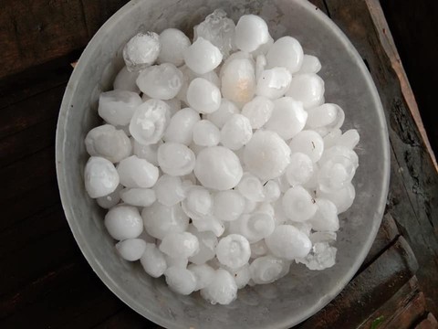 Dông lốc kèm mưa đá to bằng trứng gà, gần 1.000 nhà dân hư hỏng - Ảnh 3. Dông lốc kèm mưa đá to bằng trứng gà, gần 1.000 nhà dân hư hỏng - Ảnh 3.