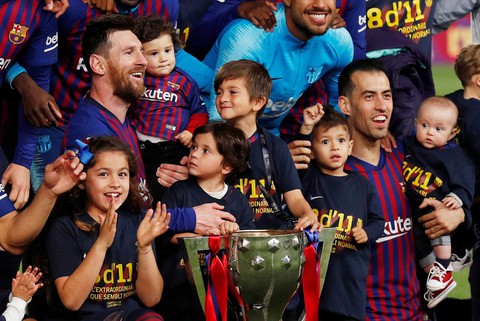 Messi và Barcelona ăn mừng chức vô địch La Liga lần thứ hai liên tiếp - Ảnh 4. Messi và Barcelona ăn mừng chức vô địch La Liga lần thứ hai liên tiếp - Ảnh 4.