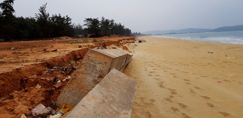 Kè biển 80 tỉ đổ sập: Không rõ trụ sở đơn vị thiết kế, giám sát - Ảnh 1. Kè biển 80 tỉ đổ sập: Không rõ trụ sở đơn vị thiết kế, giám sát - Ảnh 1.
