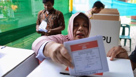 272 nhân viên kiểm phiếu Indonesia chết vì làm việc quá sức? - Ảnh 1. 272 nhân viên kiểm phiếu Indonesia chết vì làm việc quá sức? - Ảnh 1.