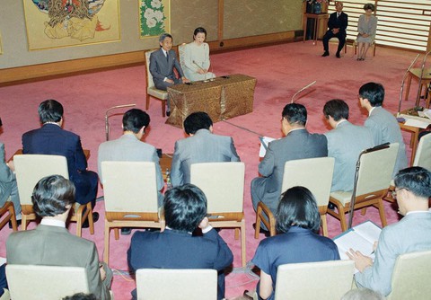 Những hình ảnh ghi dấu cuộc đời Nhật hoàng Akihito - Ảnh 15. Những hình ảnh ghi dấu cuộc đời Nhật hoàng Akihito - Ảnh 15.