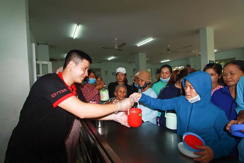 Bát cháo nóng cho bệnh nhân ung bướu - Ảnh 1. Bát cháo nóng cho bệnh nhân ung bướu - Ảnh 1.