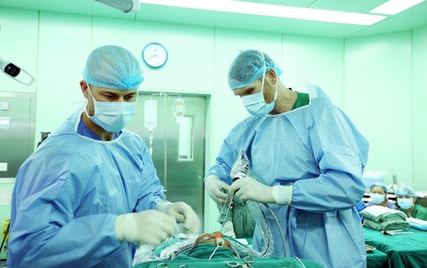 Bác sĩ ngoại đến Việt Nam học nghề - Ảnh 1. Bác sĩ ngoại đến Việt Nam học nghề - Ảnh 1.