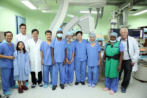Bác sĩ ngoại đến Việt Nam học nghề - Ảnh 2. Bác sĩ ngoại đến Việt Nam học nghề - Ảnh 2.