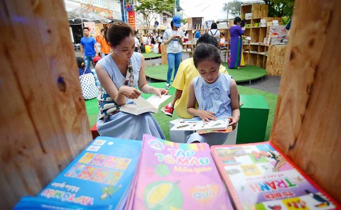 Bỏ điện thoại xuống, chơi với con đi! - Ảnh 1. Bỏ điện thoại xuống, chơi với con đi! - Ảnh 1.