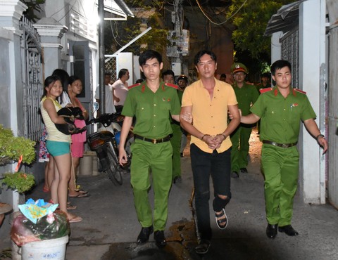 Khởi tố nhóm bắt giữ người trái pháp luật và đánh luôn công an - Ảnh 1. Khởi tố nhóm bắt giữ người trái pháp luật và đánh luôn công an - Ảnh 1.