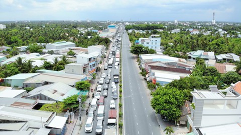 Xếp hàng 2 tiếng đồng hồ chờ qua cầu Rạch Miễu - Ảnh 4. Xếp hàng 2 tiếng đồng hồ chờ qua cầu Rạch Miễu - Ảnh 4.