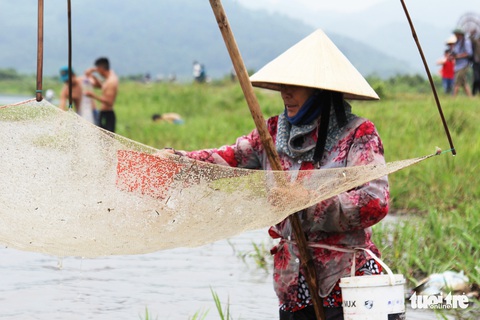 Cả ngàn người nô nức mang nơm, lưới đi đánh cá - Ảnh 6. Cả ngàn người nô nức mang nơm, lưới đi đánh cá - Ảnh 6.