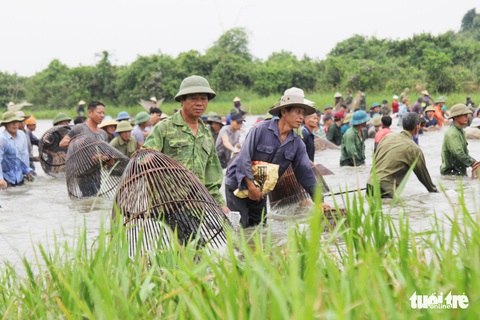 Cả ngàn người nô nức mang nơm, lưới đi đánh cá - Ảnh 4. Cả ngàn người nô nức mang nơm, lưới đi đánh cá - Ảnh 4.