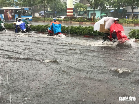 Mưa lớn tại nhiều quận huyện, giải nhiệt cho TP.HCM ngày nghỉ lễ - Ảnh 9. Mưa lớn tại nhiều quận huyện, giải nhiệt cho TP.HCM ngày nghỉ lễ - Ảnh 9.