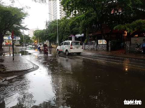 Mưa lớn tại nhiều quận huyện, giải nhiệt cho TP.HCM ngày nghỉ lễ - Ảnh 15. Mưa lớn tại nhiều quận huyện, giải nhiệt cho TP.HCM ngày nghỉ lễ - Ảnh 15.