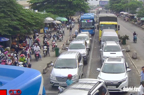 Kẹt xe kéo dài hơn 3km tại phà Vàm Cống - Ảnh 1. Kẹt xe kéo dài hơn 3km tại phà Vàm Cống - Ảnh 1.