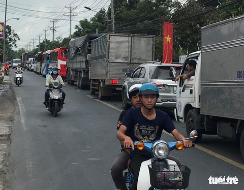Kẹt xe kéo dài hơn 3km tại phà Vàm Cống - Ảnh 2. Kẹt xe kéo dài hơn 3km tại phà Vàm Cống - Ảnh 2.