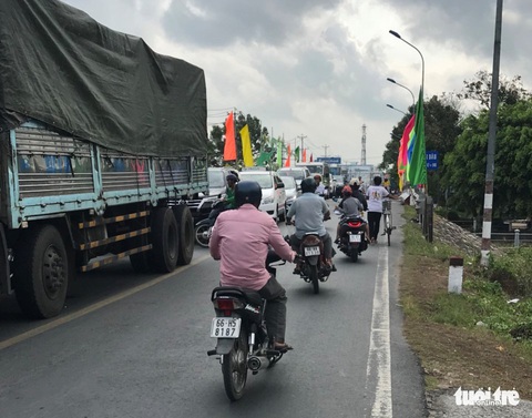 Kẹt xe kéo dài hơn 3km tại phà Vàm Cống - Ảnh 3. Kẹt xe kéo dài hơn 3km tại phà Vàm Cống - Ảnh 3.