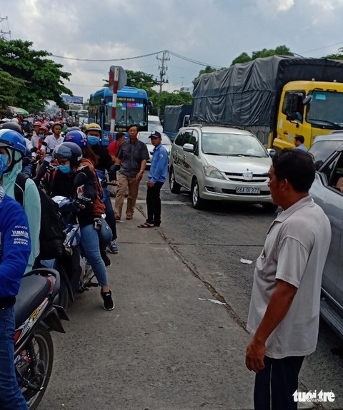 Kẹt xe kéo dài hơn 3km tại phà Vàm Cống - Ảnh 4. Kẹt xe kéo dài hơn 3km tại phà Vàm Cống - Ảnh 4.